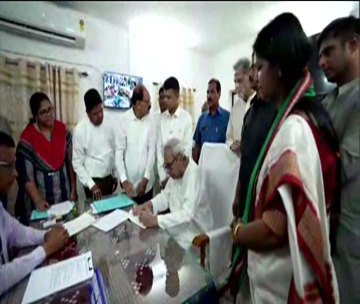#OdishaElections2024 | BJD supremo and Odisha CM Naveen Patnaik files nomination from #Kantabanji Assembly seat; earlier on April 30, he had filed nomination papers from #Hinjili Assembly constituency

#Odisha #OdishaElectionsWithOTV #GeneralElection2024