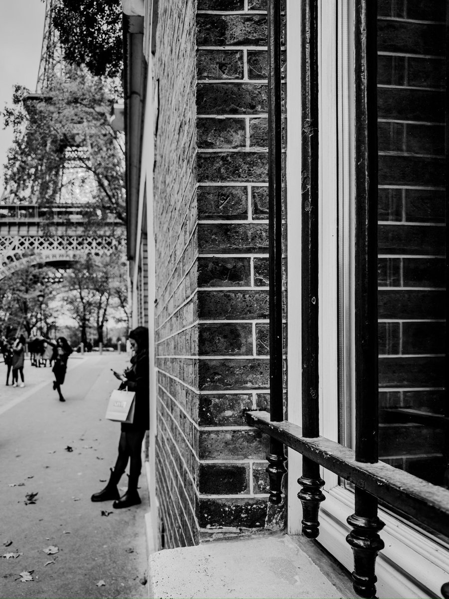 #bonjour

#eiffeltower #scene 🙂 #paris #iledefrance #france
Color version 👉 answer 

#people #standing #window #toureiffel #street #streetphotography #lensonstreets #lensculturestreets #shotbyme #shotoniphone #iphonephotography #mobiography #parisphoto #reponsesphoto