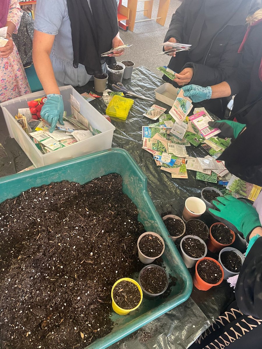 Every Wednesday we are at Northmoor Library, sharing how to grow your own food year-round using affordable, sustainable, climate-friendly methods 🌱🌎 @OldhamLibraries @OldhamCouncil