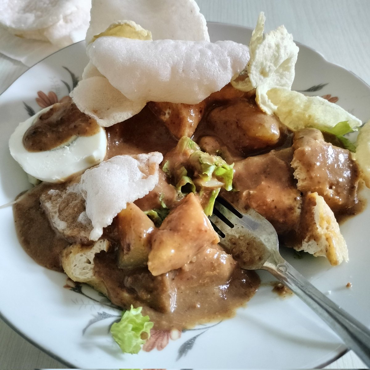 maem salad ben gak tambah umup. sekaligus menambah cairan yg masuk

gado gado bang jack
jl. tumapel
surabaya
.