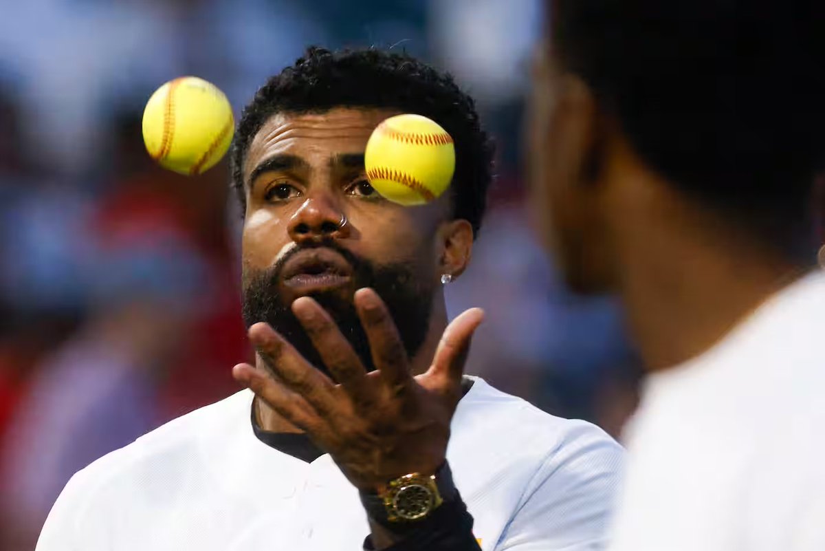 Ezekiel Elliott stepped on a field Wednesday evening in front of fans for the first time since rejoining the Cowboys a day earlier.

Back in the community. Back with teammates. Back competing.

This was Elliott in his element. 😎⬇️

Read more: dallasnews.com/sports/cowboys…