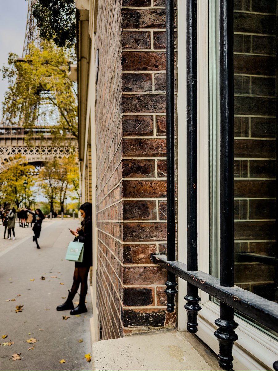 #bonjour

#eiffeltower #scene 🙂 #paris #iledefrance #france
Color version 

#people #standing #window #toureiffel #street #streetphotography #lensonstreets #lensculturestreets #shotbyme #shotoniphone #iphonephotography #mobiography #parisphoto #reponsesphoto
