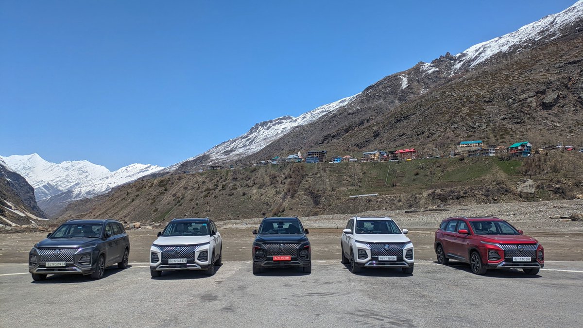 #MGExperienceDrive has reached the Sissu Helipad ahead of Atal Tunnel. We have a mix of diesel and petrol Hectors and what a lovely backdrop you will agree, right? More details on the petrol CVT combination dropping soon on #91Wheels