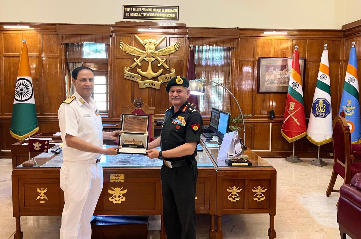 #LtGenUpendraDwivedi #VCOAS visited Military Intelligence Training School & Depot (MINTSD) in Pune, where he was briefed on the training infrastructure & various recent initiatives utilising latest technology to enhance the capabilities. #VCOAS interacted with faculty and the…