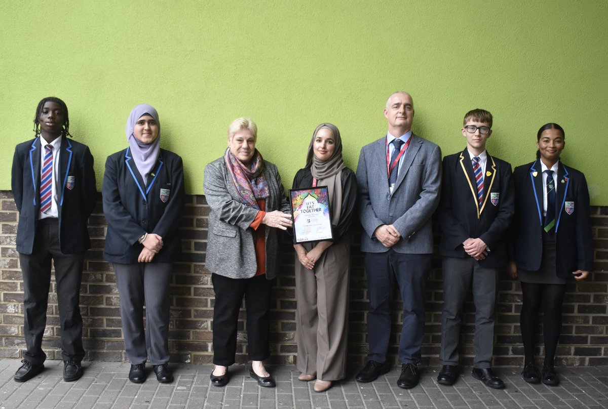 Thank you to Liz Stringer, Chair of @LutonFoodbank for kindly visiting us to present our pupils with a certificate, for all of their hard work and support for the 'Let's Eat Together' initiative.