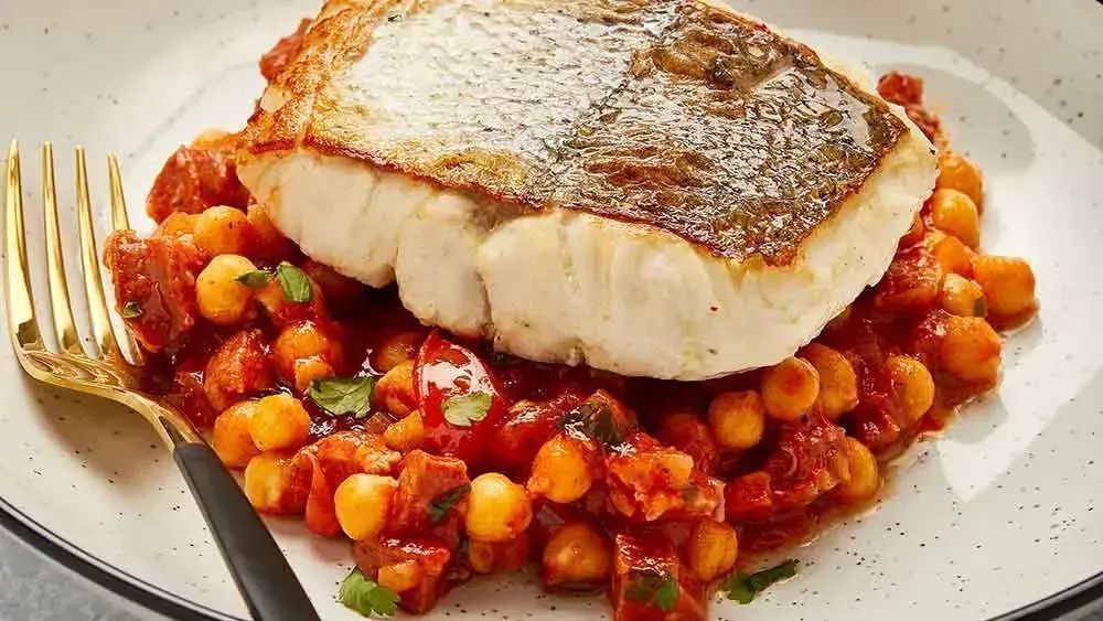 Hake with chickpeas and chorizo is a delicious recipe that is easy to prepare and cook. It will make for a good looking, tasty supper. buff.ly/3XP6wvq #fishmonger #muswellhill #crouchend #HealthyEating