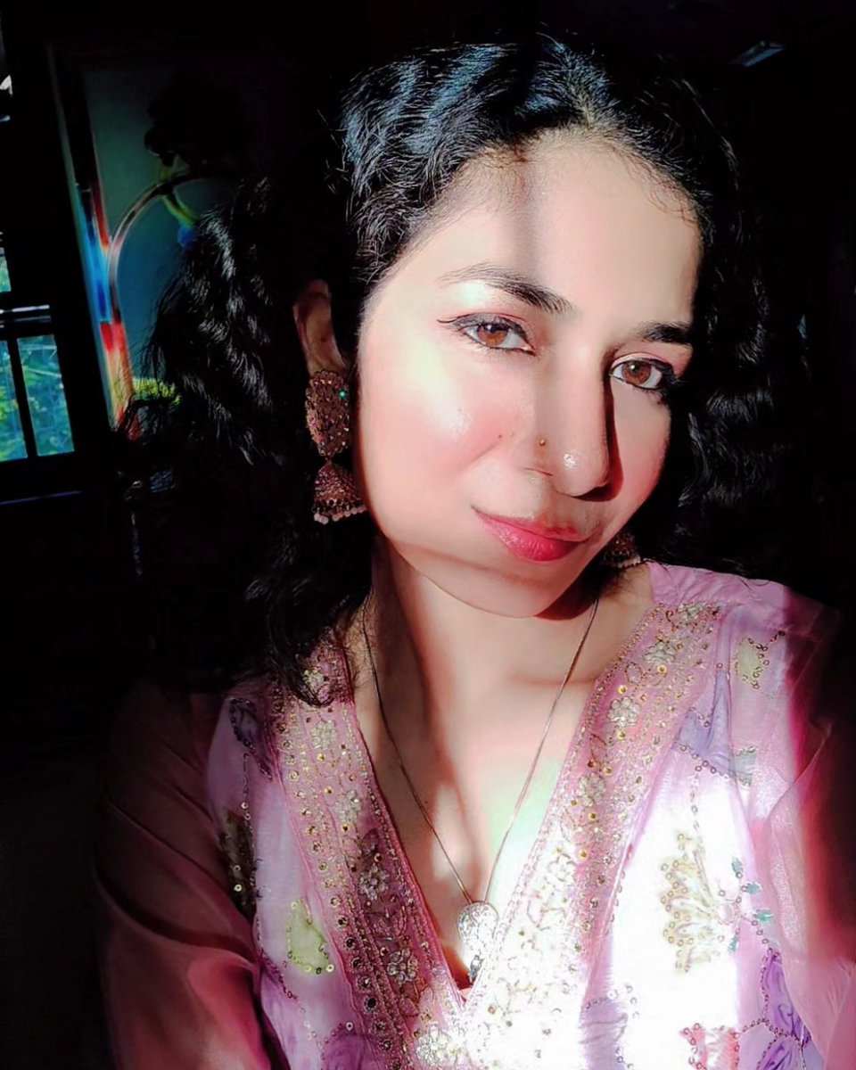 The eyes, Chico. They never lie 🥰✨
Like the earth, my brown eyes are filled with warmth and life. Brown eyes are like pools of honey in sunlight. Brown eyes when hit by sunlight are magical. Eyes are the windows to the soul.
#browneyes
#honey #sunset #sunkissed #sunsetlover #me