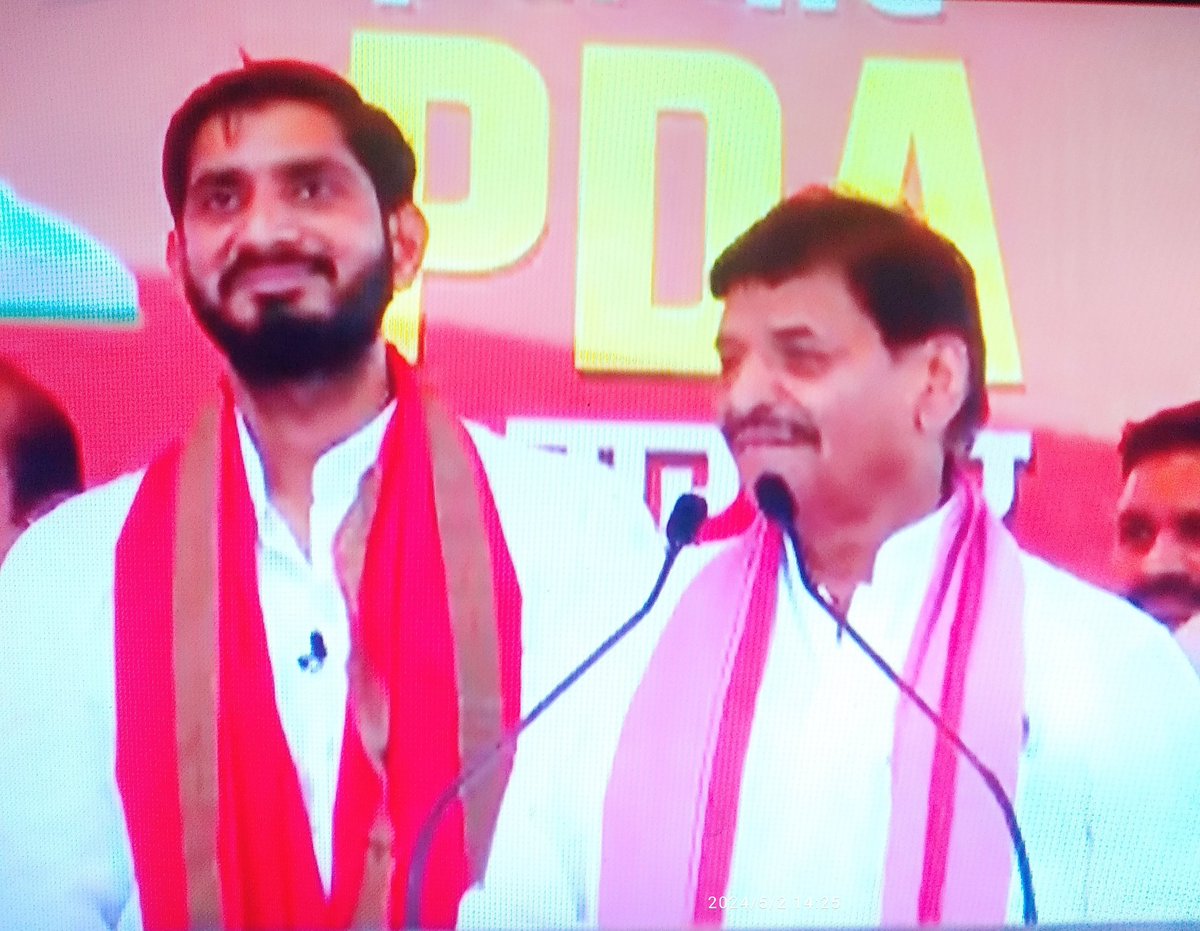 Samajwadi_AK's tweet image. बड़े भाई और युवाओं में बेहद लोकप्रिय @socialistaditya जी को सुना,कसम से बता रहा हूँ बंदा संसद हिला देगा

पिछड़े, दलितों तुम्हारी आवाज को आवाज मिलेगी

संसद को हिला देगा तुम्हारा भाई @socialistaditya ❤🙏

#Badaun #AdityaYadav