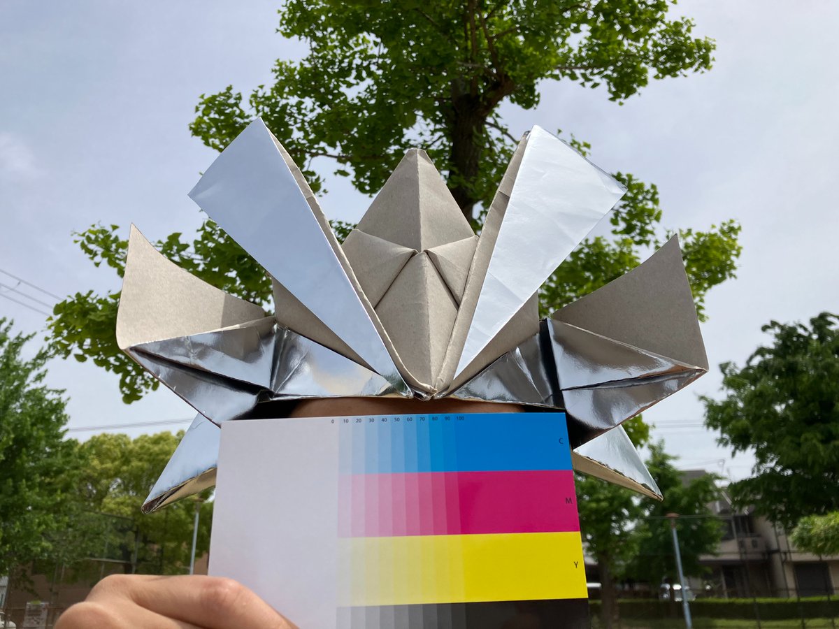 KamiLove2024's tweet image. テッテレー✨
#こどもの日 🎏にちなんで #ヤレ紙 で折った実際に被れるサイズの #兜 を紹介します😤
部員の我が子への愛が伺える大作をどーぞ😍

＜ヤレ紙レシピ＞
片面アルミ蒸着されたヤレ紙：80cm角
モデル：紙ら部＠精鋭Nさん

#こどもの日 🎏
#ヤレ紙アート
#いろいろな紙 
#企業公式おりがみ部