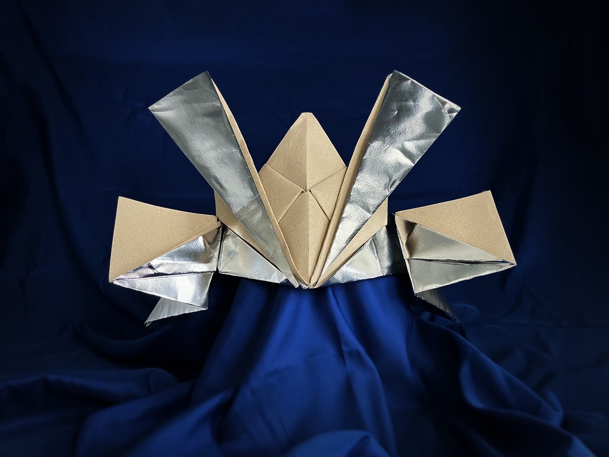 KamiLove2024's tweet image. テッテレー✨
#こどもの日 🎏にちなんで #ヤレ紙 で折った実際に被れるサイズの #兜 を紹介します😤
部員の我が子への愛が伺える大作をどーぞ😍

＜ヤレ紙レシピ＞
片面アルミ蒸着されたヤレ紙：80cm角
モデル：紙ら部＠精鋭Nさん

#こどもの日 🎏
#ヤレ紙アート
#いろいろな紙 
#企業公式おりがみ部