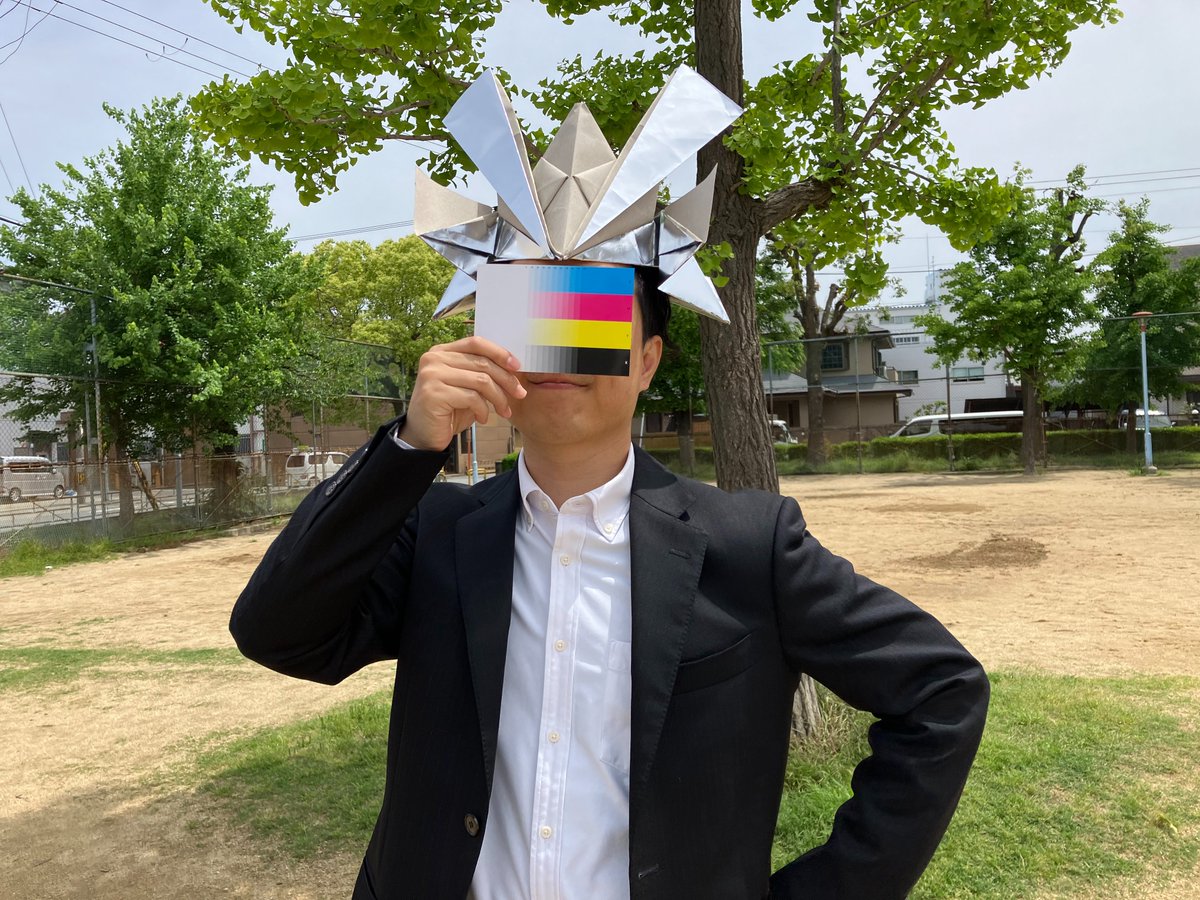 KamiLove2024's tweet image. テッテレー✨
#こどもの日 🎏にちなんで #ヤレ紙 で折った実際に被れるサイズの #兜 を紹介します😤
部員の我が子への愛が伺える大作をどーぞ😍

＜ヤレ紙レシピ＞
片面アルミ蒸着されたヤレ紙：80cm角
モデル：紙ら部＠精鋭Nさん

#こどもの日 🎏
#ヤレ紙アート
#いろいろな紙 
#企業公式おりがみ部