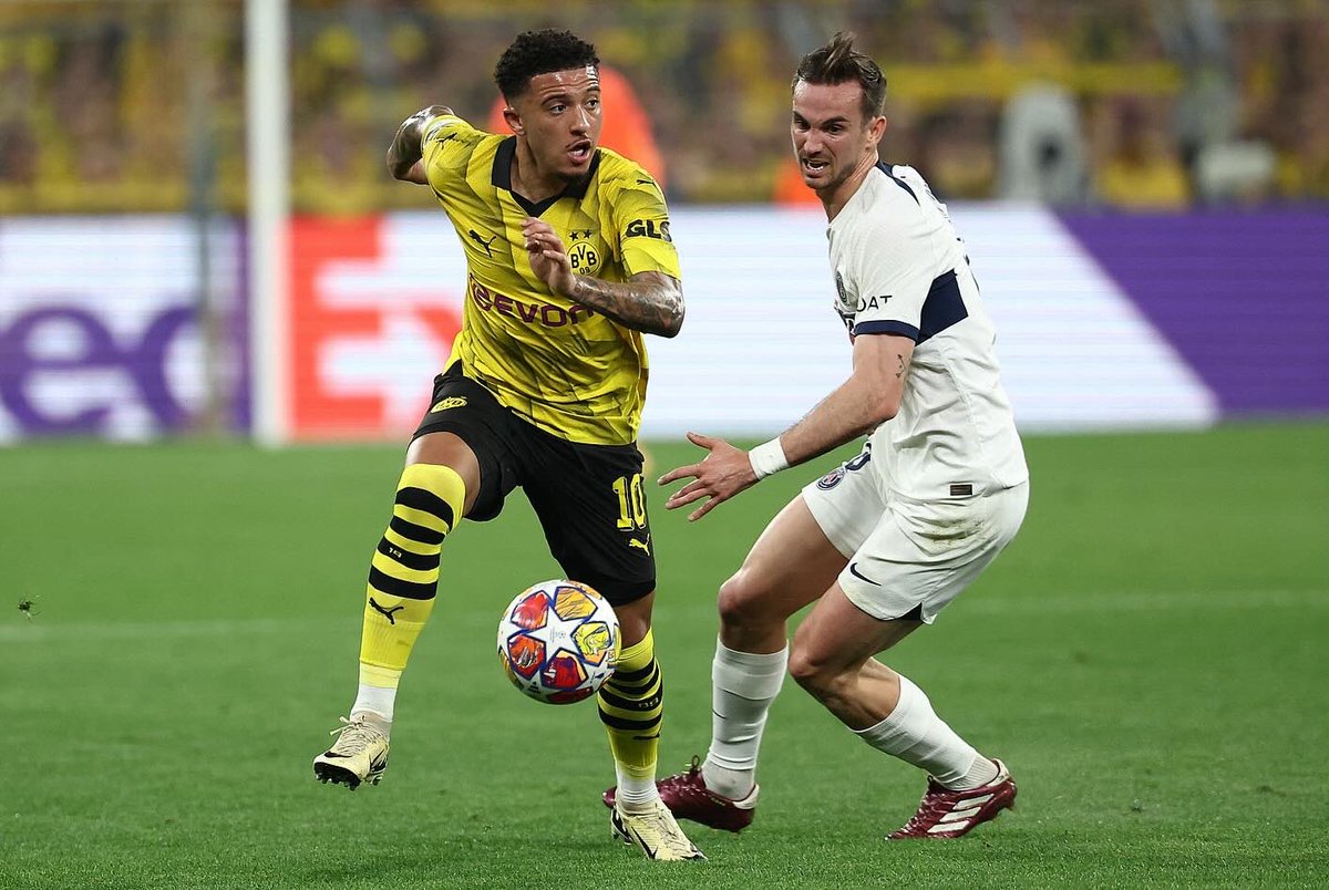 I pray Sancho continues to impress and play whatever position he likes for Dortmund, that way United can have a good bargain with clubs. Why keep a player that does not want to play for the club.