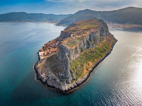 Ancien repaire de pirates, la cité médiévale de Monemvasia lovée sur les flancs d'un immense rocher offre un panorama spectaculaire aux visiteurs. 
Une perle cachée à découvrir sans tarder !

👀lefigaro.fr/voyages/guides…