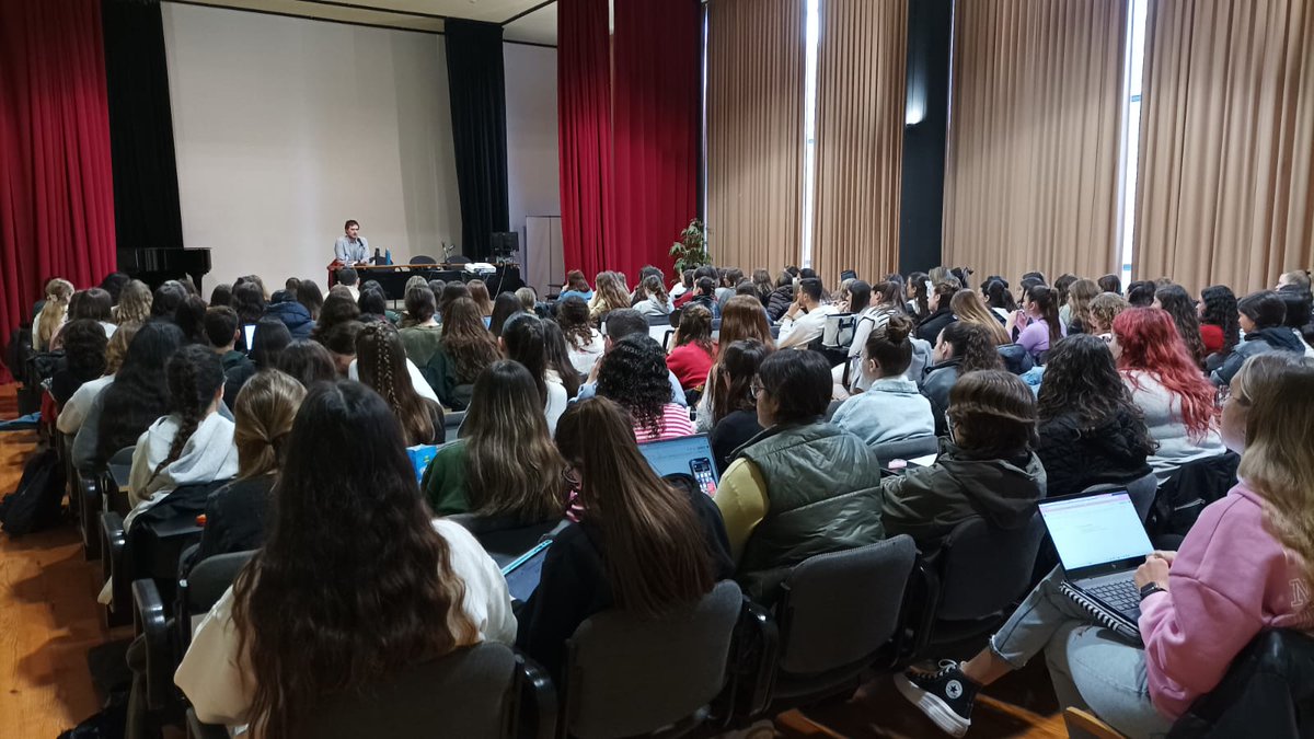 Dimarts Joan Jordi Miralles va portar 'Triomfador' a la Facultat d'Educació, dins la Primavera per la Llengua organitzat pels Serveis lingüístics de la UB. Una magnífica xerrada amb els professors del futur! @EducacioUB