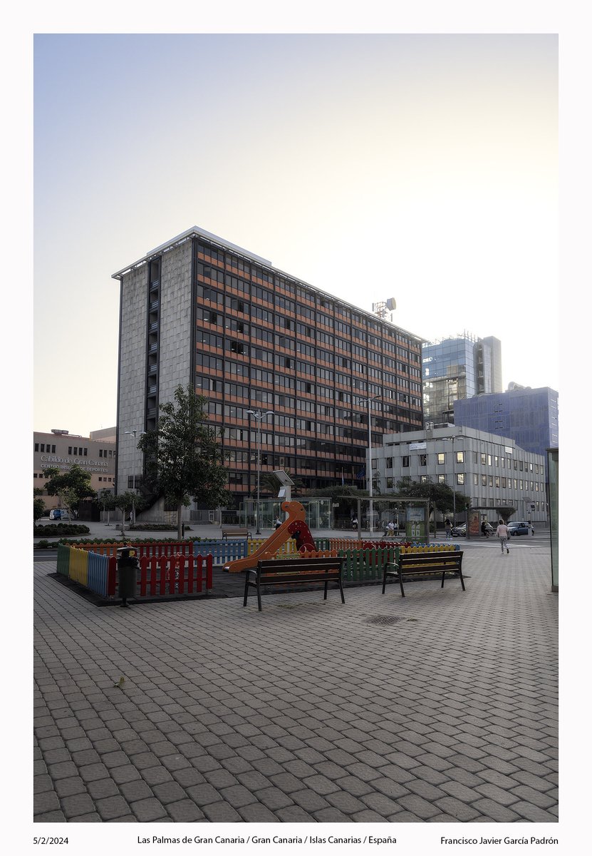 “Mayo = Hacienda”. #BuenosDías #FotografíaUrbana #Edificios #ParqueInfantil #Amanecer #Cielo #LasPalmasdeGranCanaria #GranCanaria #IslasCanarias #España