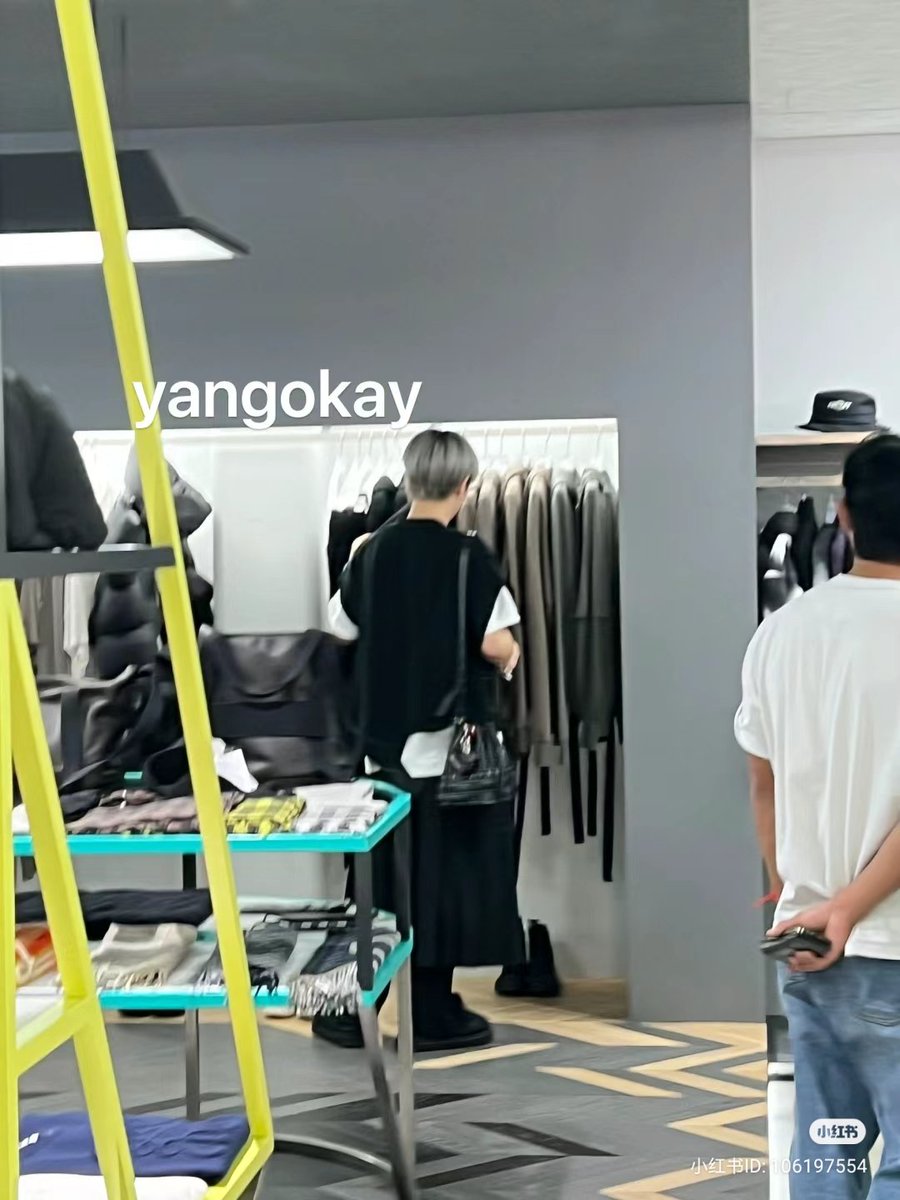 September last year OP met Jihoon at a clothing store in Tokyo, OP said at that time she was not a teume, but she feels familiar with jihoon.
#JIHOON #지훈 #ジフン