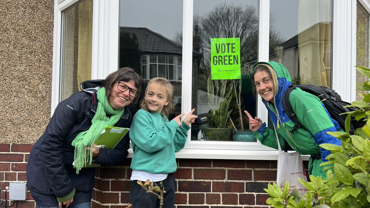 Yesterday @AbiPFinch and I met Leon in Year 5. He’s been following the local election campaign and was very excited to meet his Green candidates in real life. We asked him what he thought a good Council should do and he said very clearly we need clean air. #GetGreensElected
