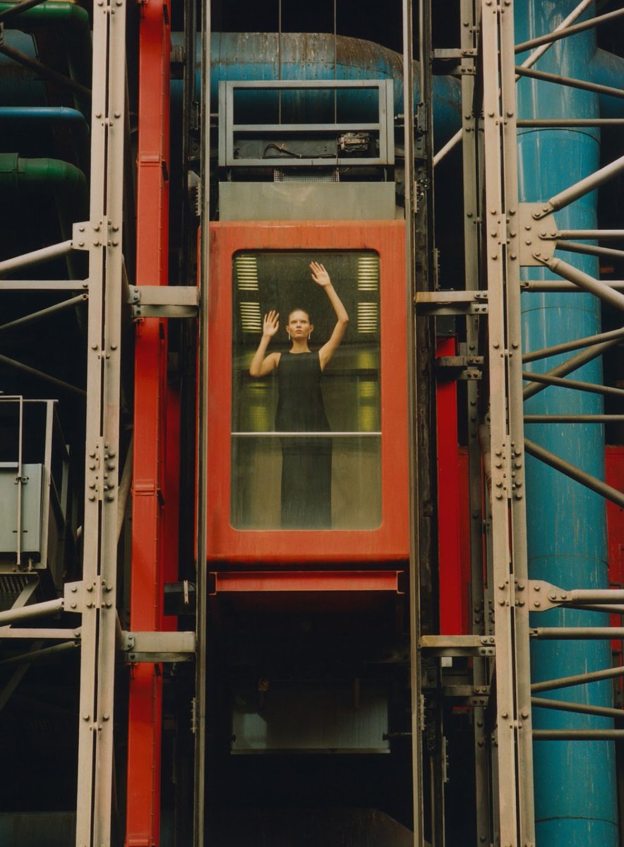 ◾ Como atún en lata #Iloveironia #ArquitecturayModa @CentrePompidou | 1️⃣9️⃣7️⃣7️⃣ | París | Piano + Rogers 📷Theo De Gueltzl para @VogueFrance #DiaMundialDelAtun #JuevesDeArquitectura #arquitectura #architecture #archilovers #diseño #design #Fashionista