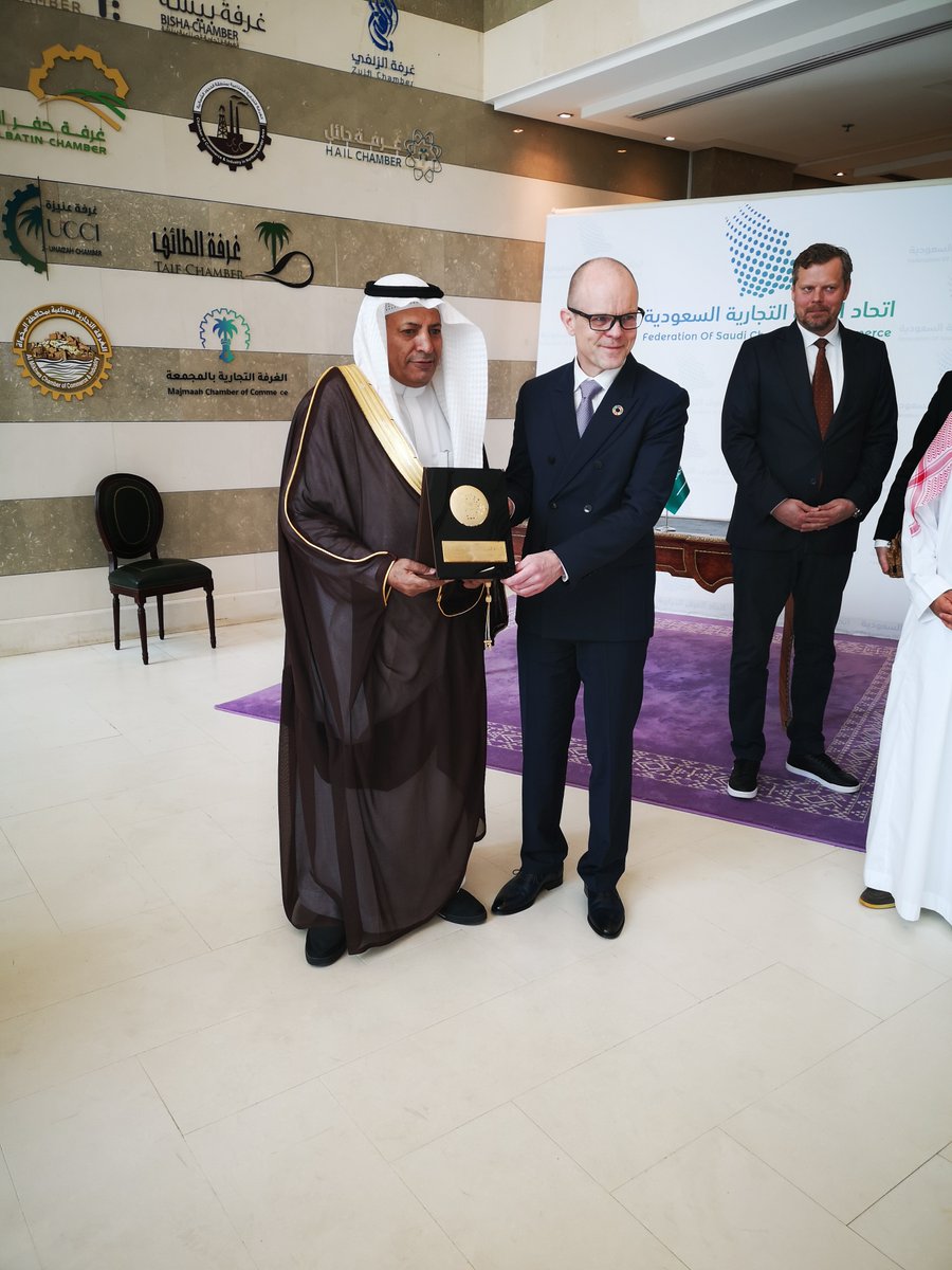 To wind back a bit: Monday. 
🇸🇦🇪🇪I was honoured to attend the signing of a MoU between The Federation of Saudi Chambers of Commerce and Enterprise Estonia. 
Also had a chat with H.E. Hassan Al Huwaizi, Chairman of the Chambers about opportunities working together has to offer.