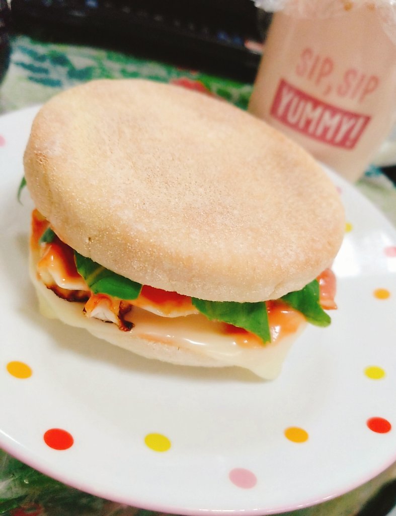 朝ごはん兼昼ごはん🍔
イングリッシュマフィンに目玉焼きとベーコンとチーズとサラダ菜挟んだヤツ〜！(？)