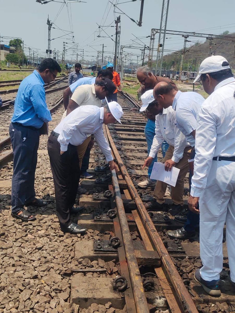 Inspected the Pit lines at Coaching Depot, Vijayawada along with my officers to ensure smooth running of train operations in the summer. @SCRailwayIndia @RailMinIndia #DRMBZAInspection