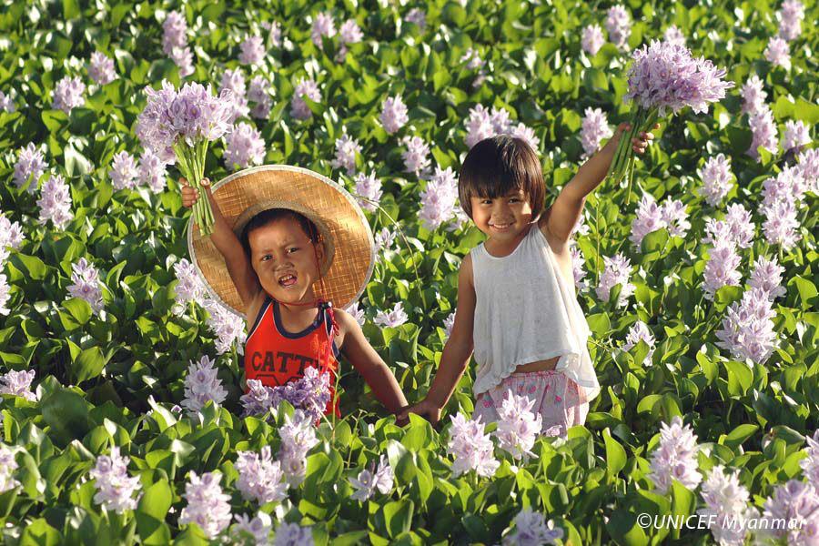 5月5日は #こどもの日
世界中の子どもたちの健やかな成長と幸せを願って、笑顔の一枚をご紹介します。

お花畑で仲良く花を摘む、ミャンマーの子どもたち🪻

連休も残りわずかになりましたが、みなさま、どうぞよい一日をお過ごしください😌