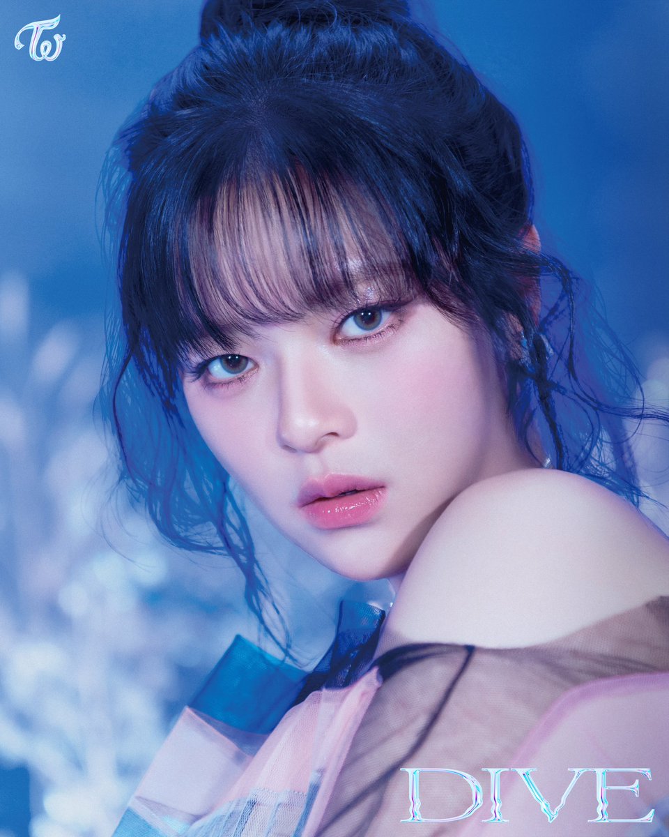 Jeongyeon looks pulchritudinous in a newly shared teaser photo.