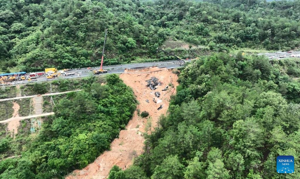 The 1 May 2024 fill slope failure on the Meilong Expressway in Guangdong, China is now known to have killed 36 people. The deaths occurred when cars plunged into the landslide scar in the dark. Some caught fire:- eos.org/thelandslidebl… Picture from Xinhua News