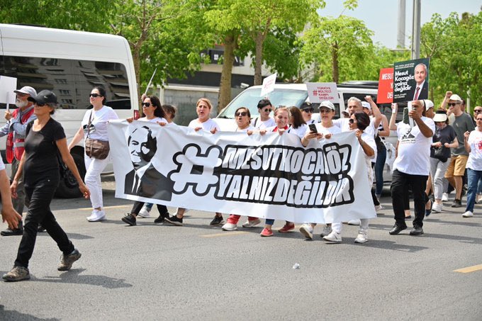 Antalya halkı, haksız yere tutuklanan CHP’li Kepez Belediye Başkanı Mesut Kocagöz için #1Mayıs’ta adalet isteğini sloganlarla bir kez daha tekrarladı!

#MesutKocagözYalnızDeğildir