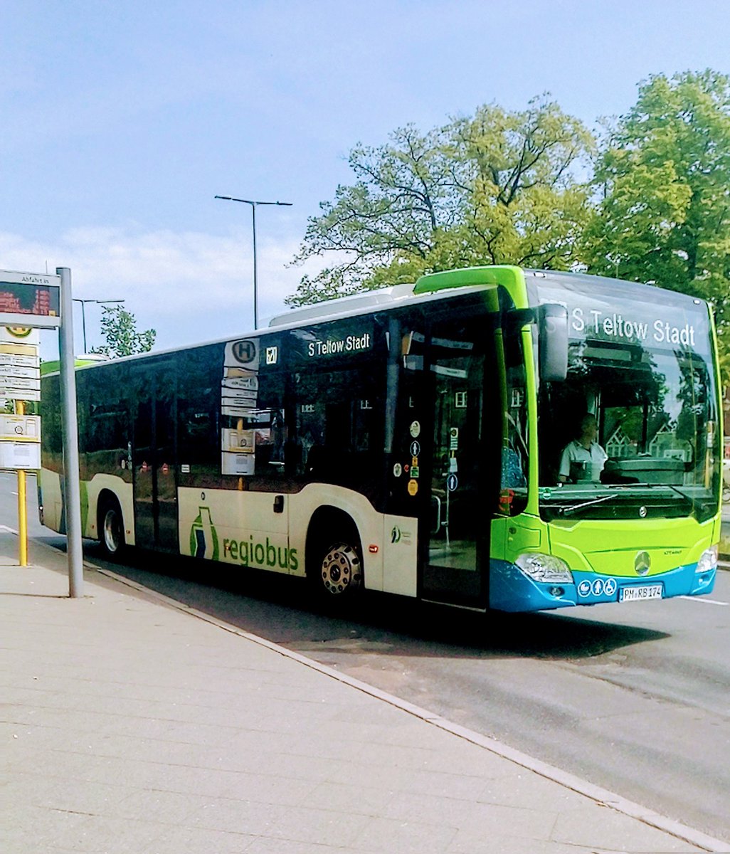 Ein 'regiobus'  der Linie 620 der Potsdamer Regiobus GmbH fährt los nach Teltow (Stadt)

#LoveBerlin