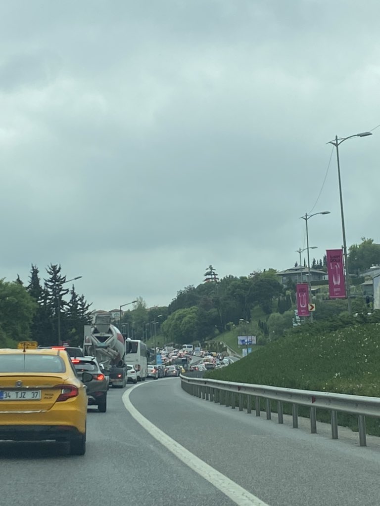 7 saat önce sağ direksiyonda soldan gidiyordum, şimdi sol direksiyonla sağdan gitmek igerekiyoruuu… En iyisi ortadan kızım.. Hoş geldim #istanbul 🤨