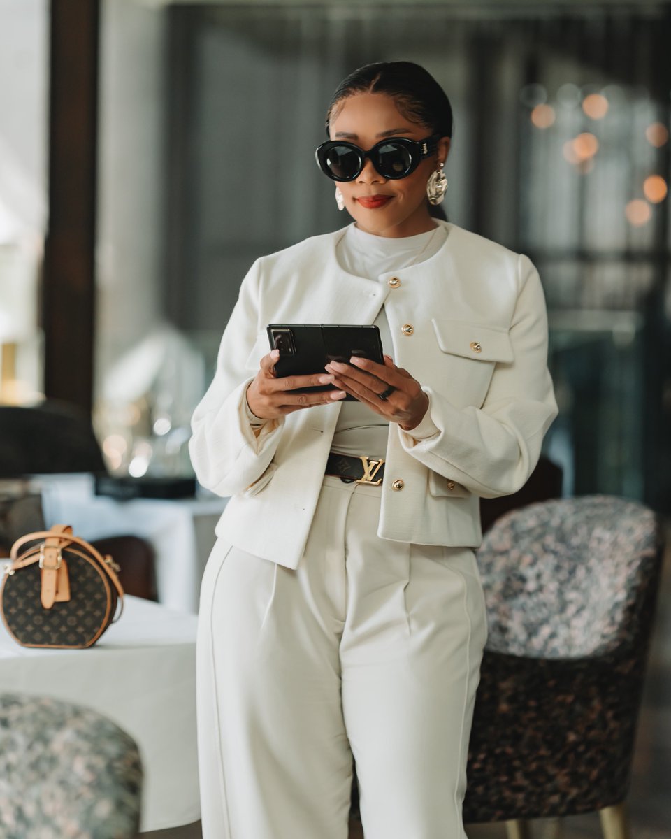 Effortless elegance with an extra touch of refinement ✨

@Thembiseete_  standing on business! 

#HONORMagicV2
#DiscoverTheMagic