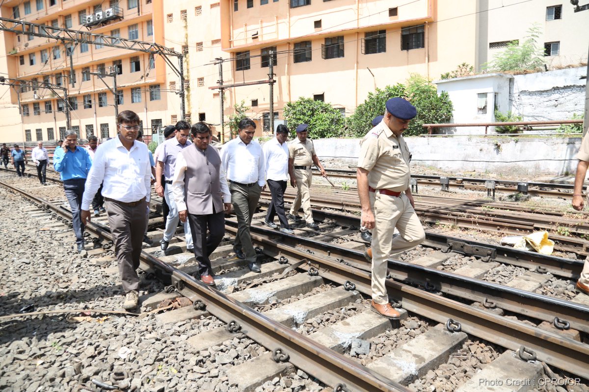 Inspected the place of derailment at CSMT along with PCSO, PCE, PCSTE and DRM Mumbai. Instructed all concerned to take necessary corrective measures to avoid any recurrence.