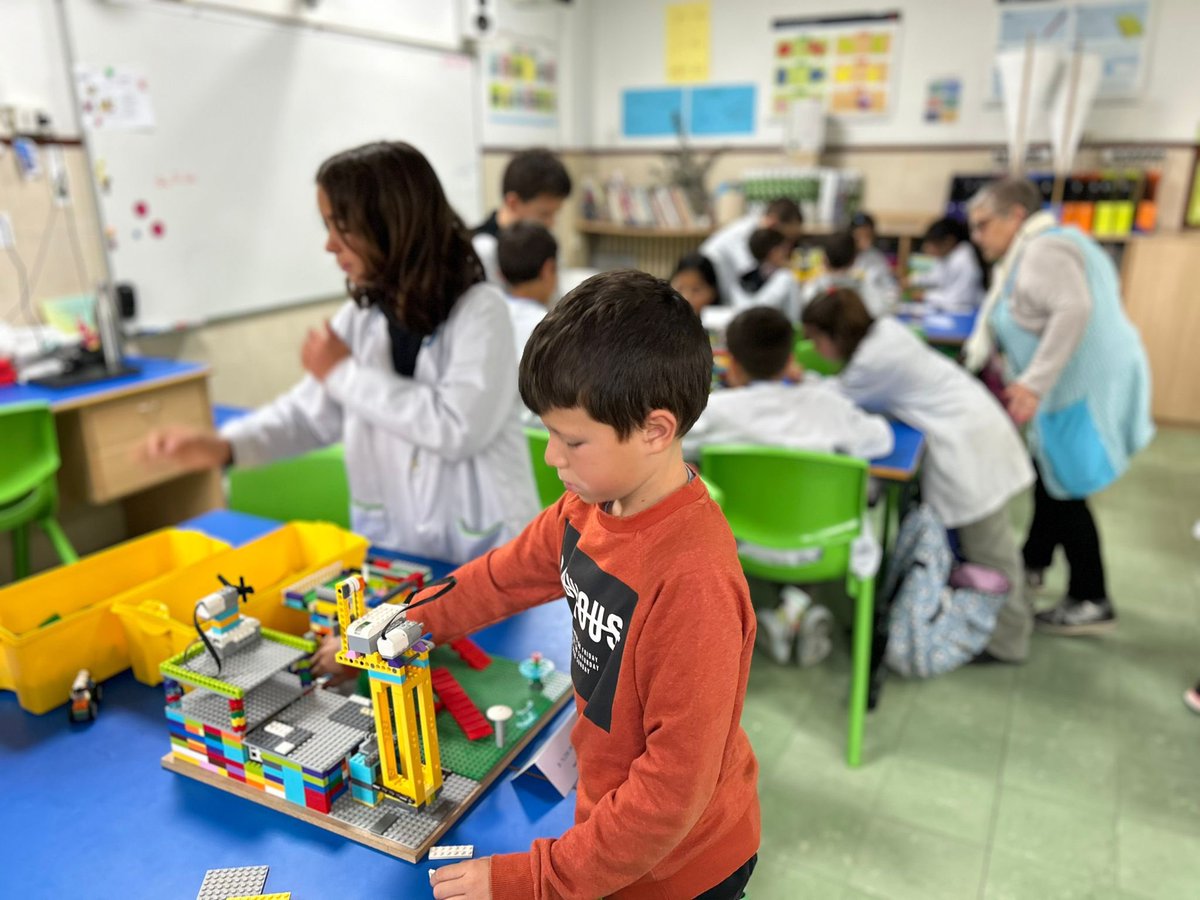 FEDACSantFeliu's tweet photo. 📣Aquest projecte ja comença a tenir color! Els nostres alumnes de P4 estan treballant de valent amb la seva construcció 🛠️🪚🧱 per fer-nos ressò d’un gran objectiu: Millorar el món✨! 🕹️Ens ho explicaran el dia 10 de maig a les 15:15h! #avuixdemà #Robòtica #passióxeducar https://t.co/t3p22w9ENJ