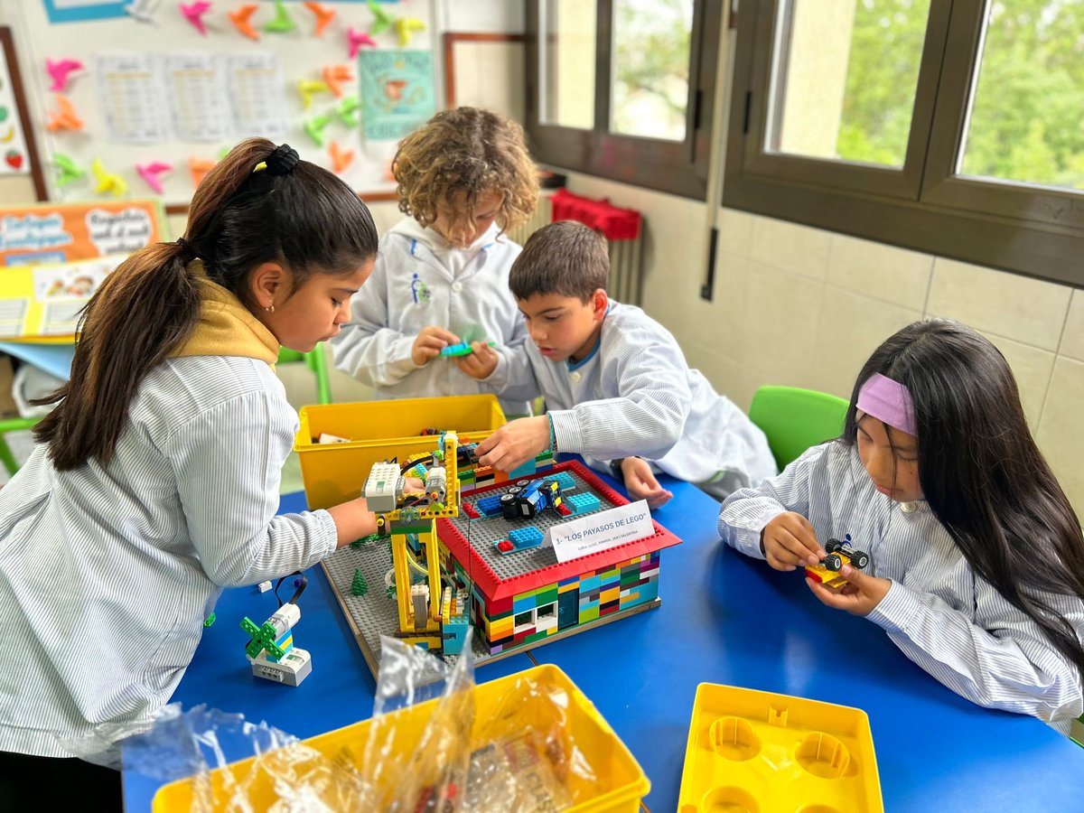 FEDACSantFeliu's tweet photo. 📣Aquest projecte ja comença a tenir color! Els nostres alumnes de P4 estan treballant de valent amb la seva construcció 🛠️🪚🧱 per fer-nos ressò d’un gran objectiu: Millorar el món✨! 🕹️Ens ho explicaran el dia 10 de maig a les 15:15h! #avuixdemà #Robòtica #passióxeducar https://t.co/t3p22w9ENJ