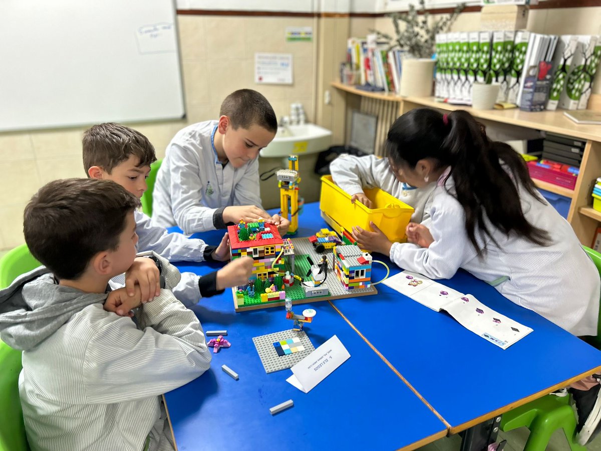 FEDACSantFeliu's tweet photo. 📣Aquest projecte ja comença a tenir color! Els nostres alumnes de P4 estan treballant de valent amb la seva construcció 🛠️🪚🧱 per fer-nos ressò d’un gran objectiu: Millorar el món✨! 🕹️Ens ho explicaran el dia 10 de maig a les 15:15h! #avuixdemà #Robòtica #passióxeducar https://t.co/t3p22w9ENJ