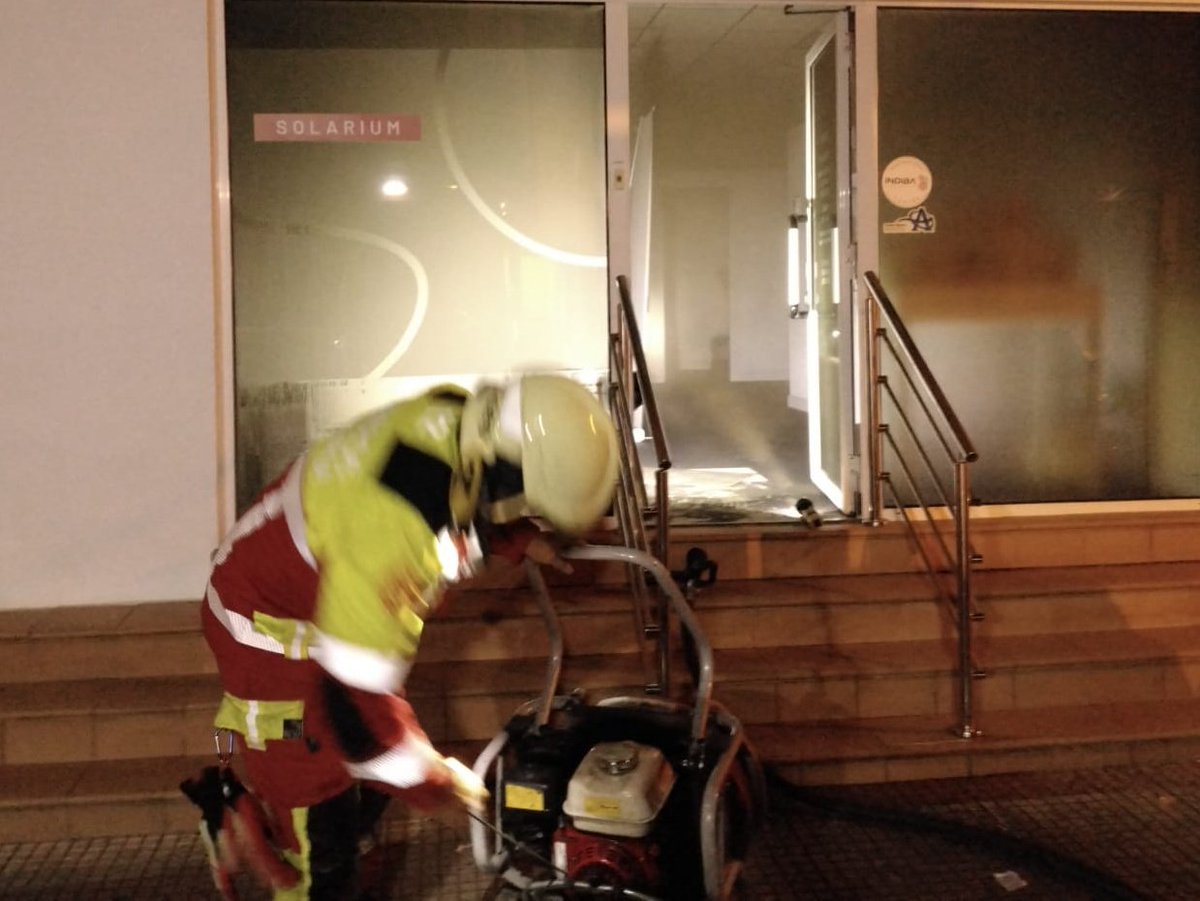 De madrugada movilizamos a bomberos @112Cantabria a #Sarón por aviso de humo en las zonas comunes de un bloque. A su llegada los vecinos han salido de sus viviendas. Inician labores de localización del foco en el interior y el exerior con el reconocimiento perimetral del edificio