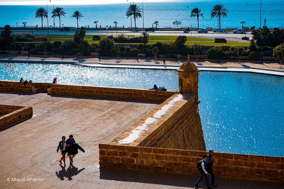 El azul del mar y el color piedra de las antiguas murallas brillan con fuerza bajo la luz mediterránea de Palma🤩💙 #VISITPALMA 📷 @miquelangel1963