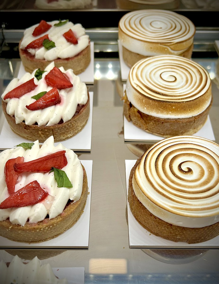 La dynamique et très masculine sphère sucrée niçoise s'est enrichie d'une nouvelle adresse avec l'arrivée de la jeune et pétillante cheffe pâtissière Emilie Hersant qui vient d'ouvrir sa boutique EH Pastry à quelques pas de l'emblématique Promenade des Anglais #patisserie #nice