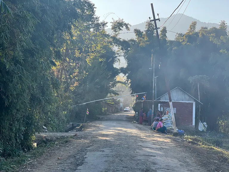 The Meira Paibis have set up checkpoints at the entrance of the Meitei foothill villages, to protect the men in militias. Read @jeegujja's latest report from #Manipur, to understand why the Biren Singh government gives a free hand to #ArambaiTenggol. caravanmagazine.in/conflict/biren…