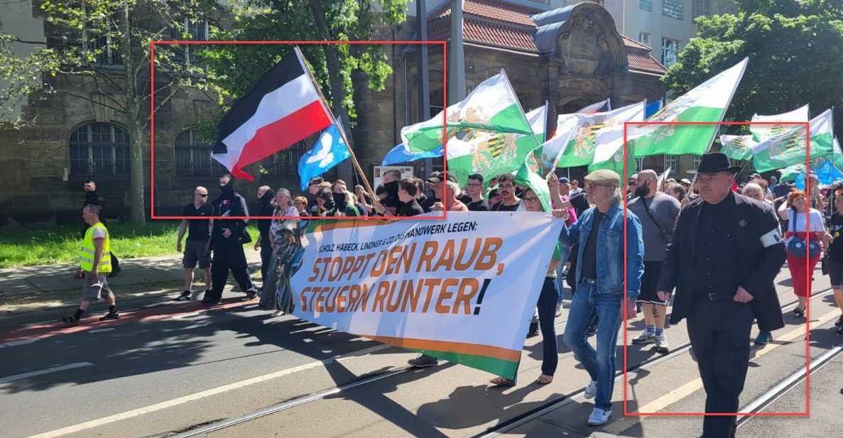 Reichsflagge und Pseudo-Gestapo Kostüm beim Aufmarsch der rechtsradikalen Gruppierung #FreieSachsen. Eindeutiger kann man seine Gesinnung nicht zeigen. Aber in #Sachsen scheint das Alles zum 'guten Ton' zu gehören und völlig normal zu sein. Traurig, oder erschreckend?