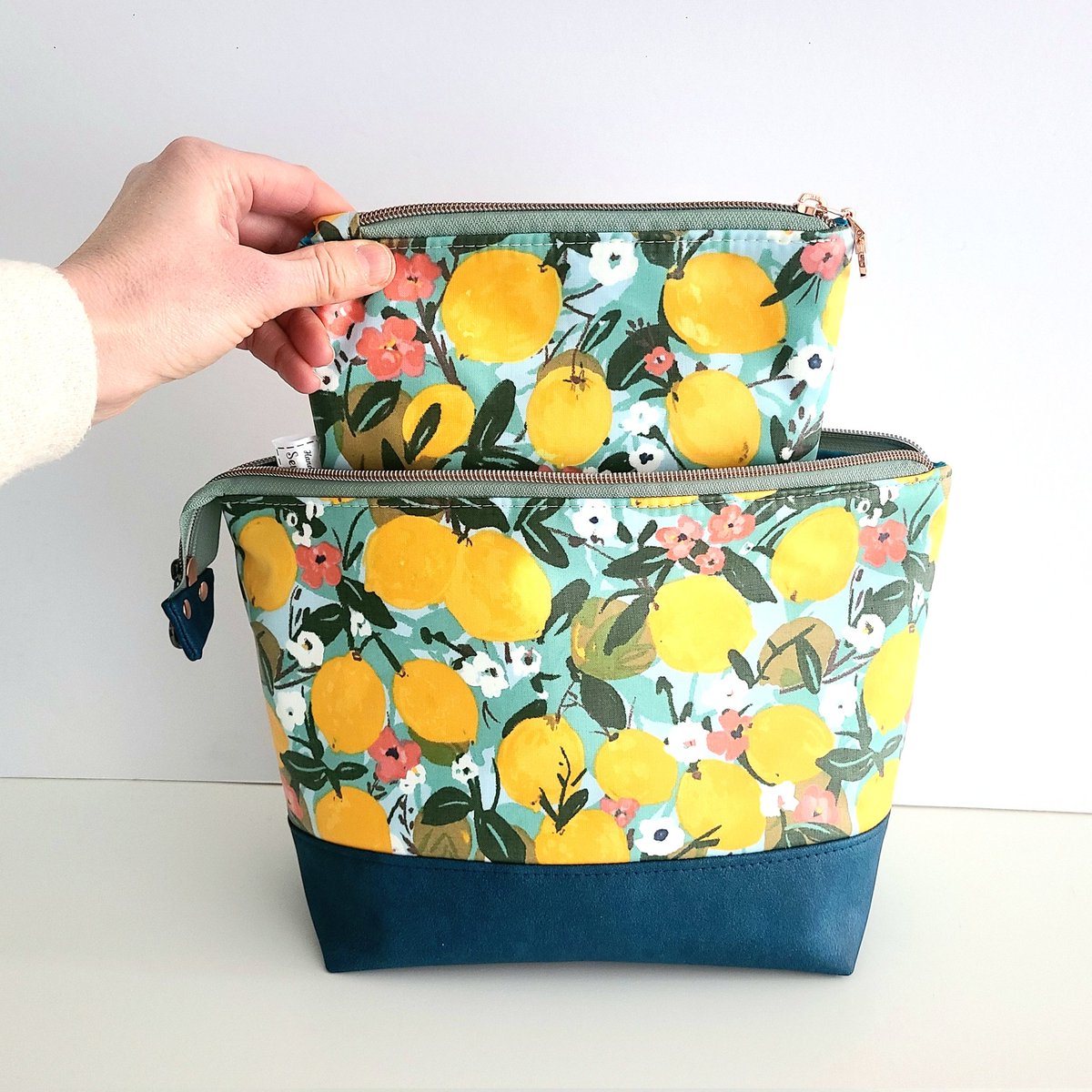 Time for a fresh new toiletry bag? Pop over to see my latest handmade bags in stunning new designs #EarlyBiz #shopindie #handmadegifts #thursdaymorning sewsofia.com/collections/to…