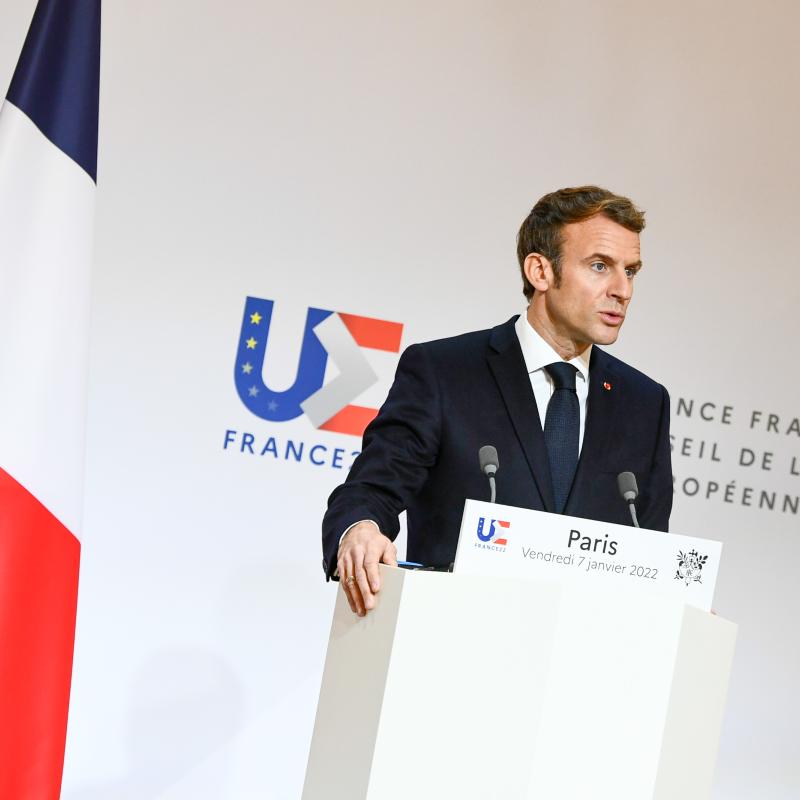 'I april kom Emmanuel Macron igen til Sorbonne-universitetet i Paris for at tale om Europa. Helt som i 2017, lige efter hans tiltrædelse som nyvalgt præsident omgivet af EU-flag og båret frem af tonerne til Beethovens Ode til Glæden.' Dugfrisk skriv ude af @BieringKirsten ✍️