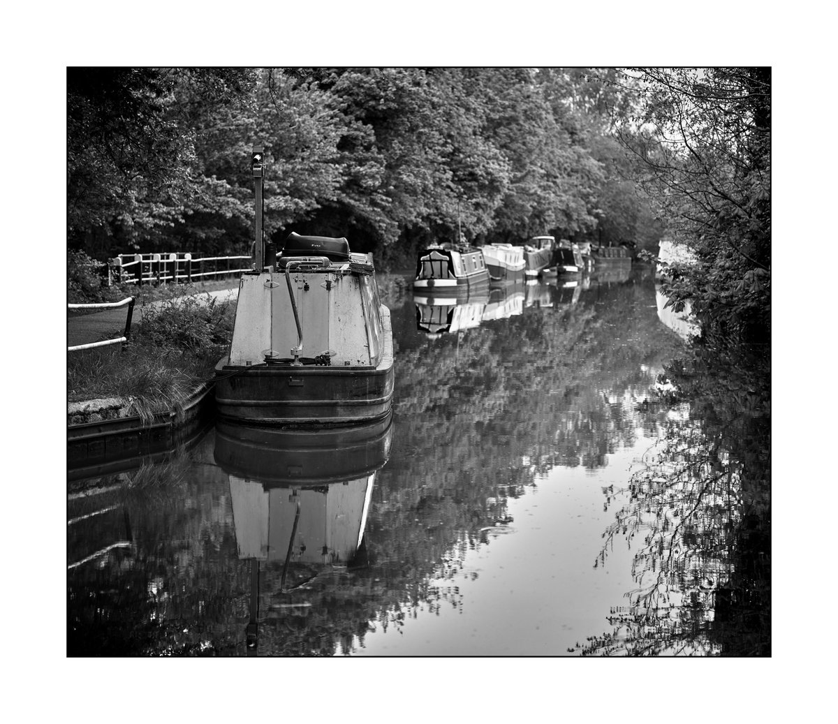 PICTURE OF THE DAY - Oxford canal. #bnw #pictureoftheday #bnwphotography #CarlZeiss #blackandwhitephotography #blackandwhite #fineartphotography #urbanphotography #Oxford #canal #CamboWRS #PhaseOne @rosie_thomo9