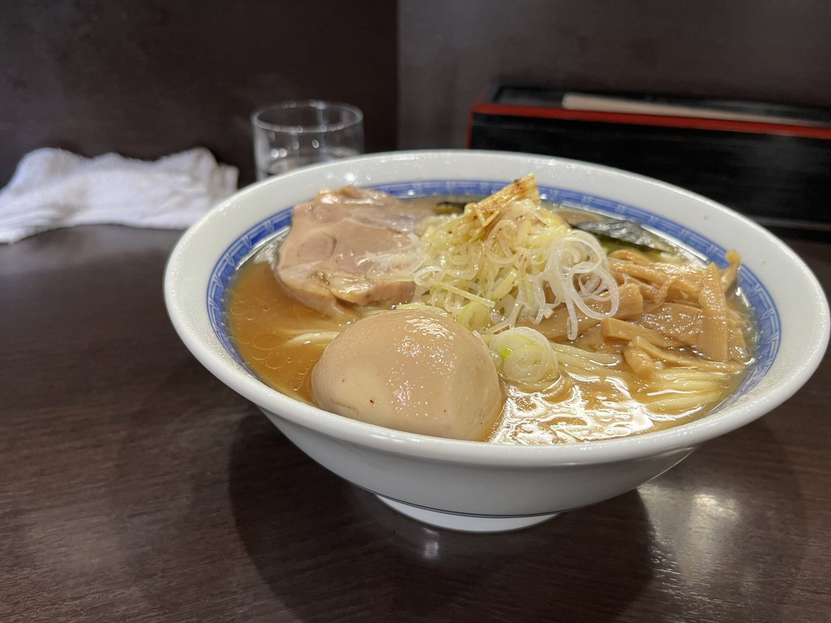 中華そば べんてん@地下鉄成増
塩ラーメン中盛り、味付玉子
念願の久訪。GWのせいか11時過ぎで30人弱の並び。1時間半ほどで着丼。やっぱ最高に美味しい🤩以前よりチャーシューが肉厚で柔らかくなり更に美味しくなってた😋
ご馳走様でした