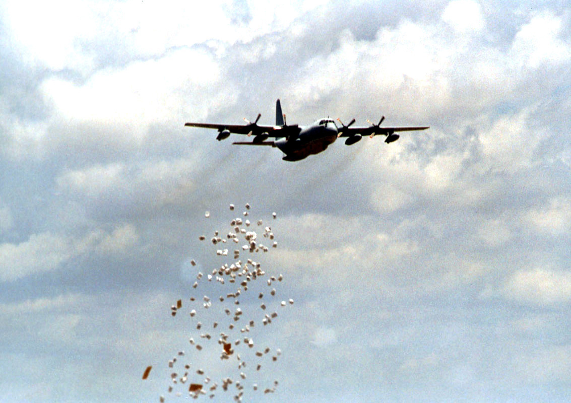 A United States 🇺🇸 Marine Corps C-130 Hercules aircraft drops food for flood victims in the North Eastern province of Kenya 🇰🇪, in support of Joint Task Force Kenya, operation Noble Response, 1998.