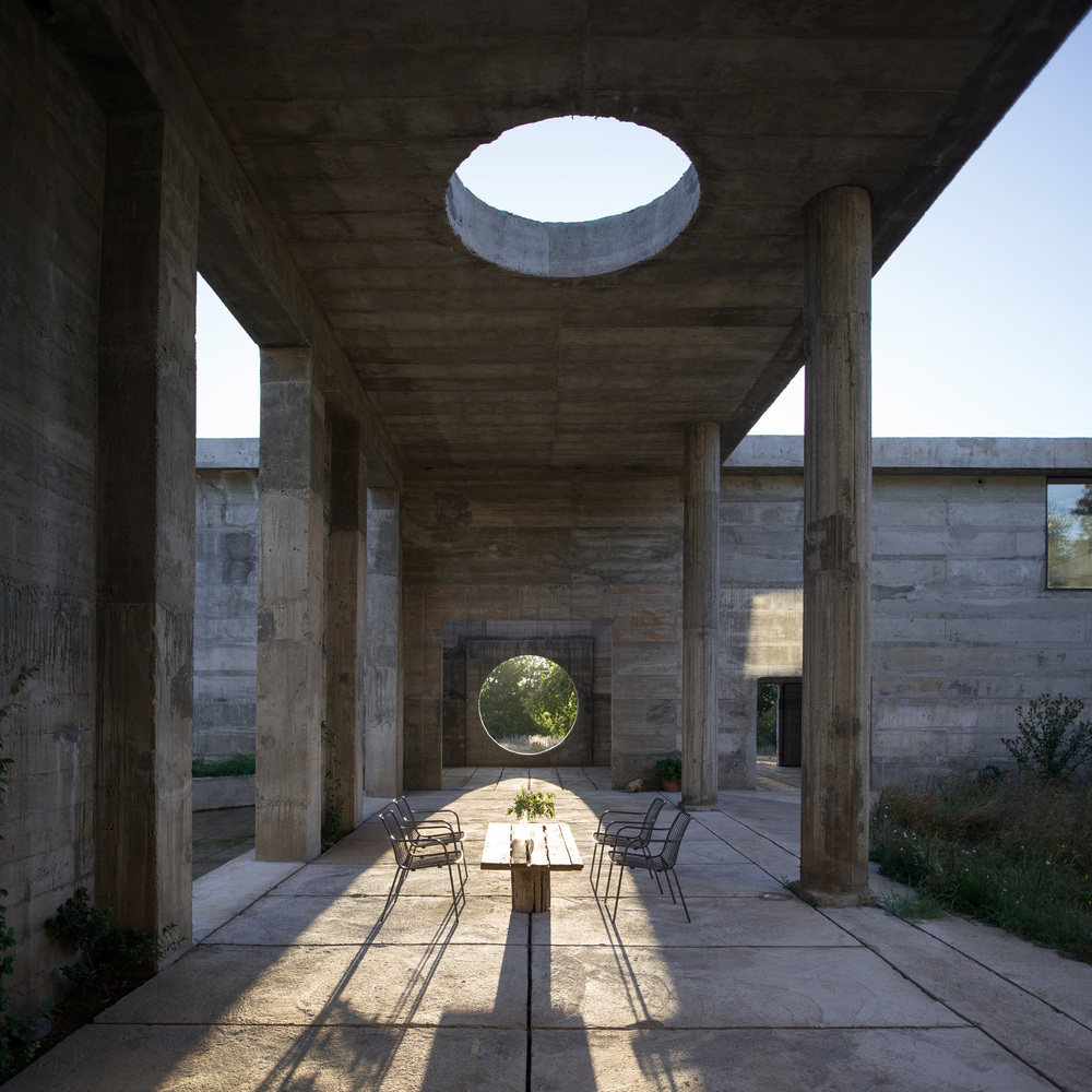 #juevesdearquitectura
De visita por la Luna House, de Pezo von Ellrichshausen (Yungay, Chile, 2022). Situada en la base de la cordillera de los Andes, este complejo comprende doce edificios diferentes interconectados por juntas sísmicas visibles.