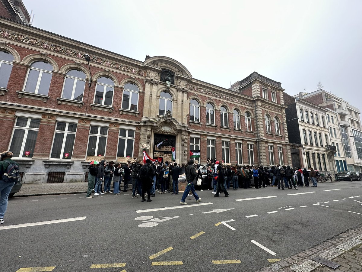 L’ESJ de #Lille est bloquée depuis ce matin. Et aussi étonnant que cela puisse paraître devant la première école de journalisme, l’ordre est donné au mégaphone : « Personne ne parle aux médias ! C’est clair ? »