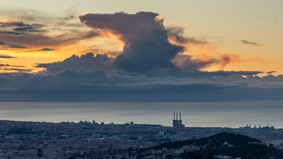 #cumulonimbus frente a la costa de #Barcelona esta mañana, convección localizada mar adentro esta mañana 02/05 #obsFabra @RACABarcelona @AEMET_Cat @meteocat @btveltemps @eltempsTV3 @ARAmeteo @tempsdemeteo @ACOMmeteo @ame_asociacion @CloudAppSoc