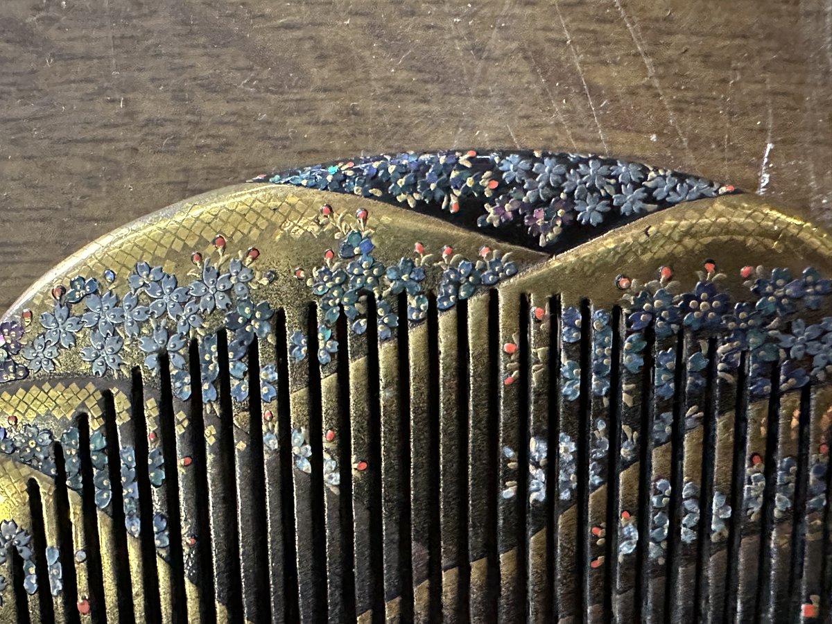 hareitiba's tweet image. Kimono Hair Accessories
comb-shaped hairpin

#japaneseantique #comb #accessories